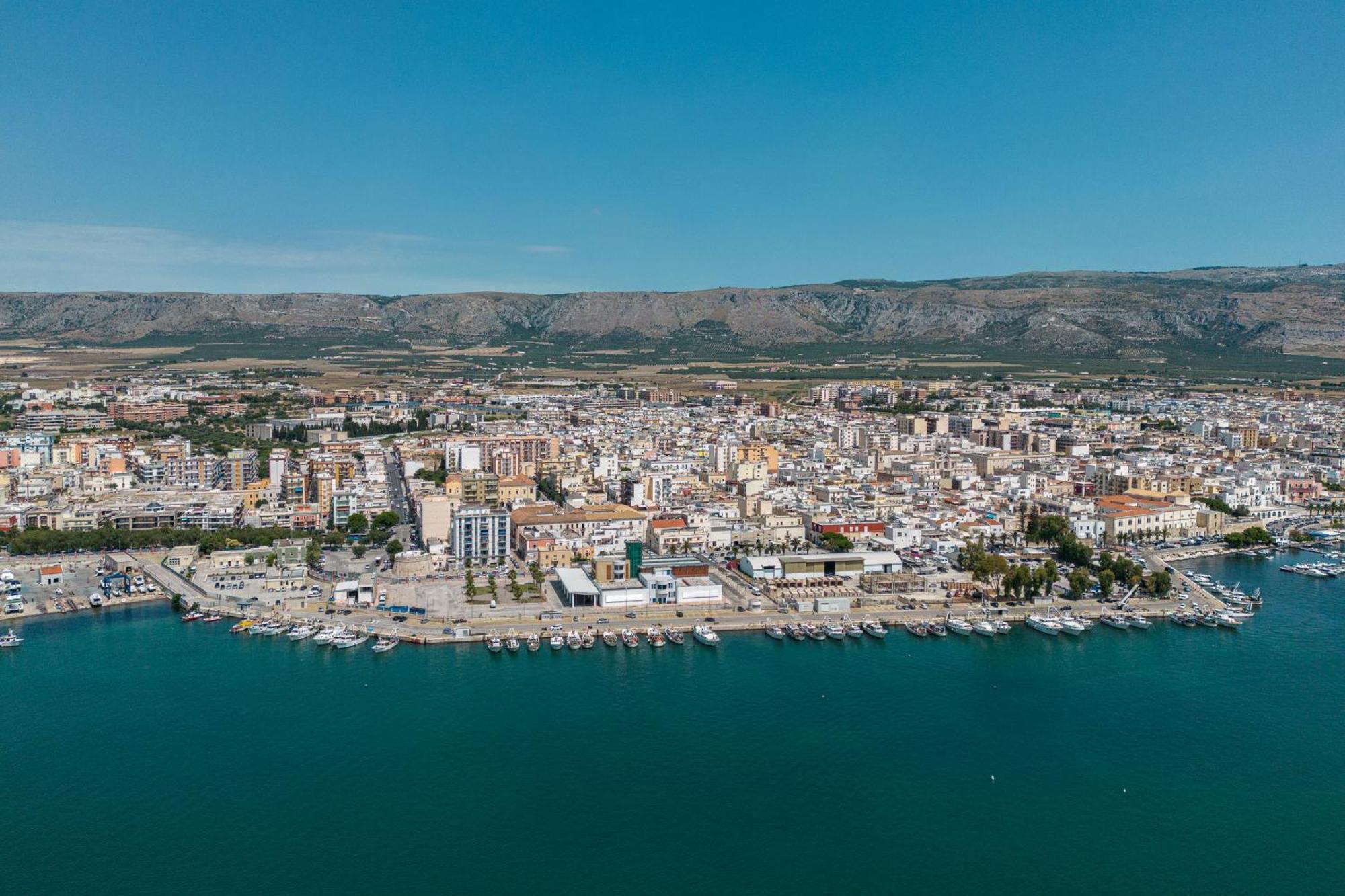 Marina Del Gargano Houseboat Hotel Manfredonia Exterior photo